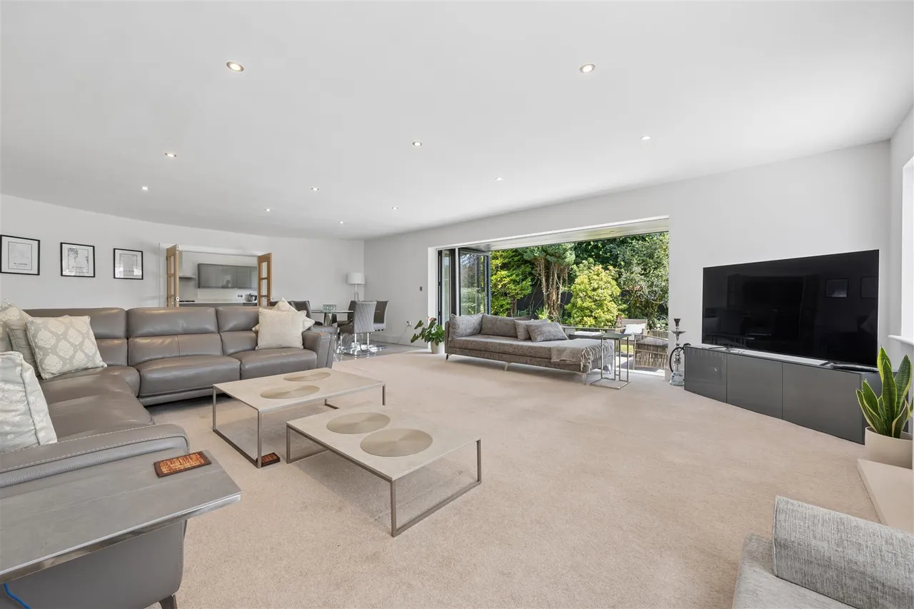 Winmarith Drive, Hale Barns, WA15, photo 4