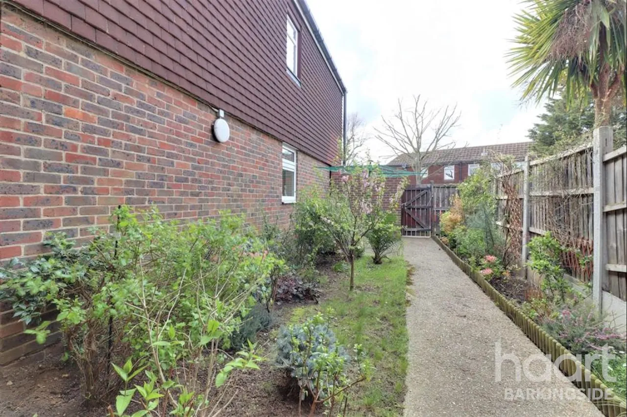 Mulberry Way, Barkingside -, IG6, photo 8