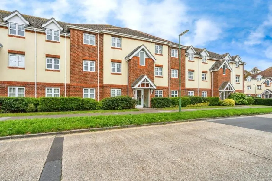 2 bed flat for sale, Bewick Gardens, Chichester, PO19