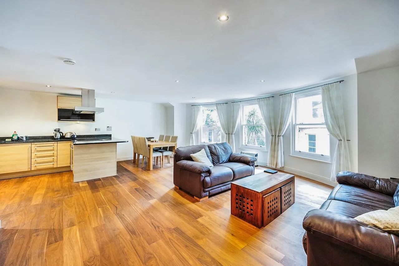2 bed flat for sale — New Dover Road, Canterbury