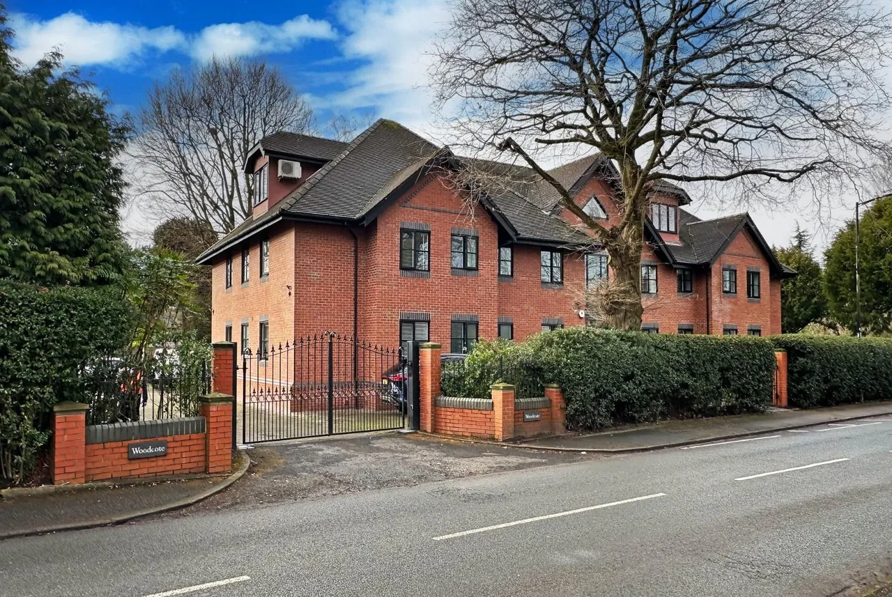 3 bed flat for sale — South Downs Road, Hale, Cheshire WA14 3HU