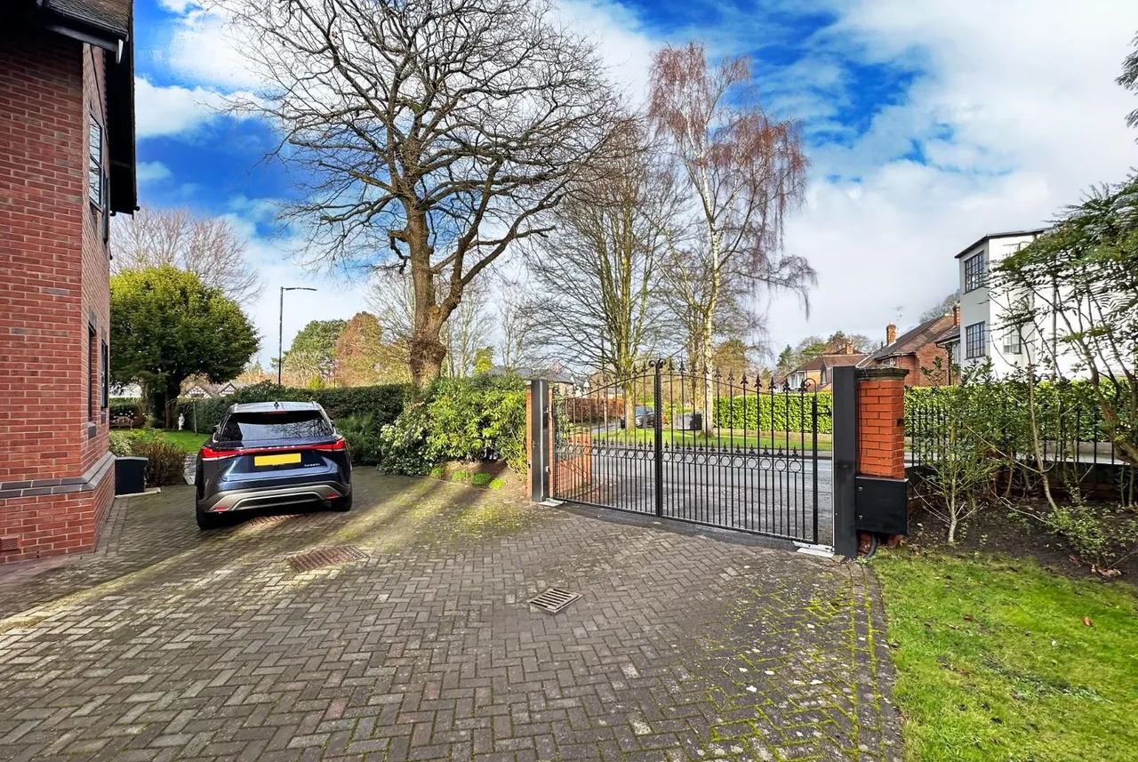 South Downs Road, Hale, Cheshire WA14 3HU, photo 45