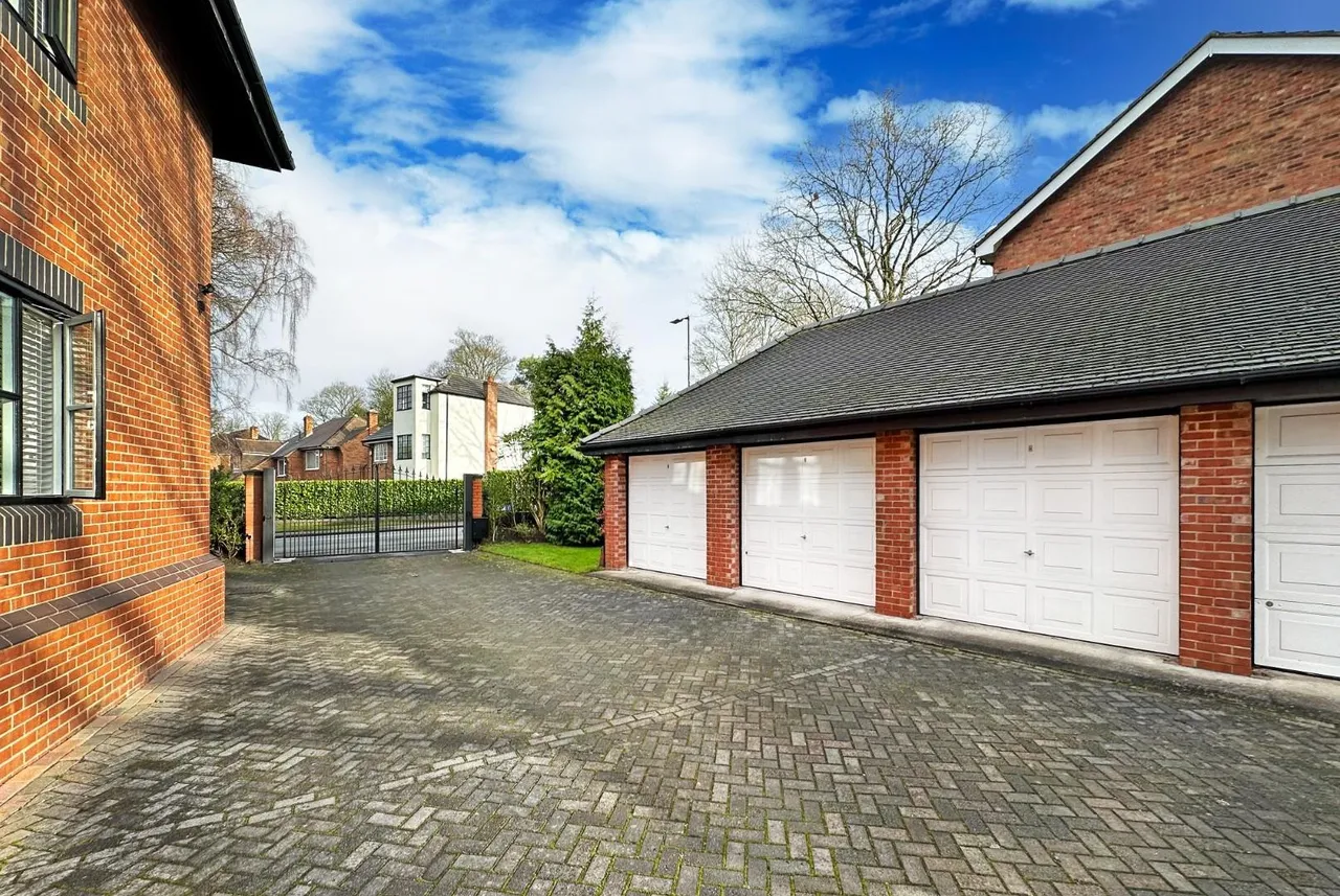 South Downs Road, Hale, Cheshire WA14 3HU, photo 43