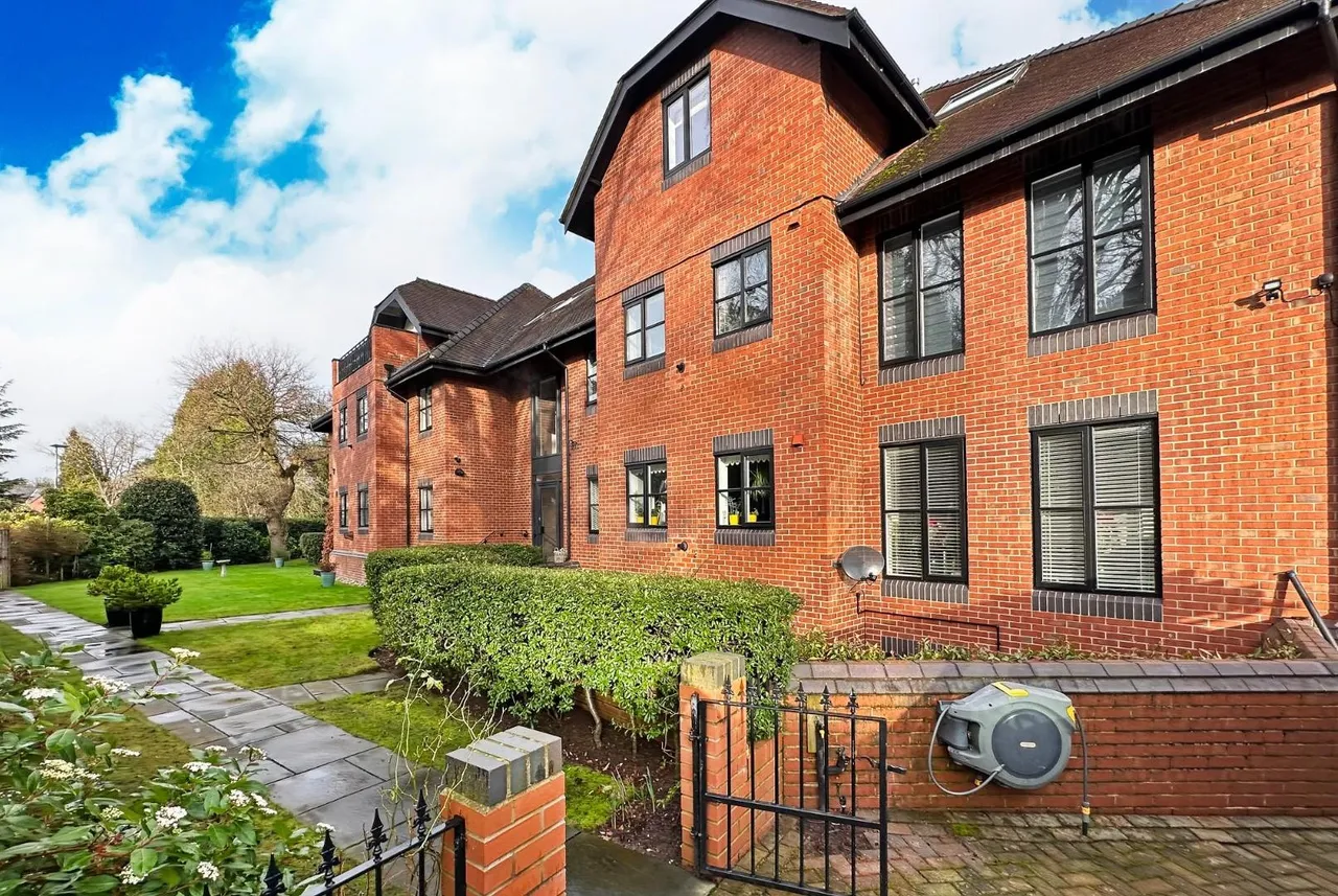 South Downs Road, Hale, Cheshire WA14 3HU, photo 12