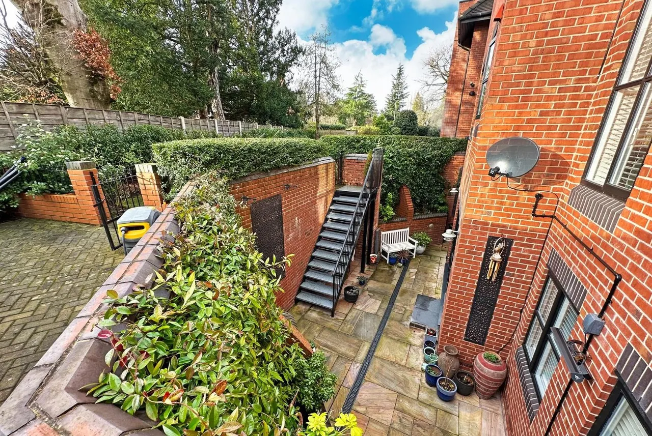 South Downs Road, Hale, Cheshire WA14 3HU, photo 37
