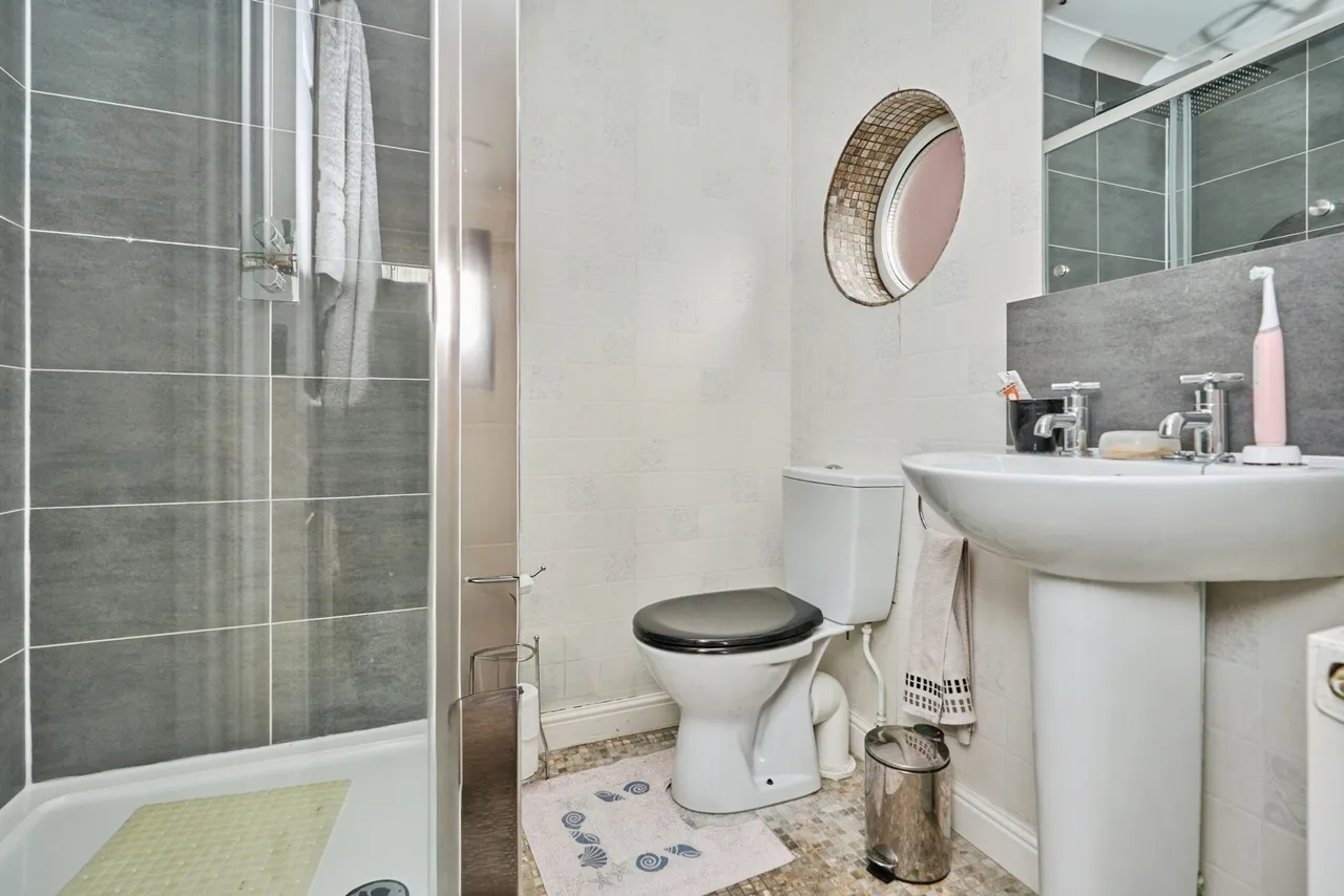 Dall Square, Freshwater, PO40, photo 13