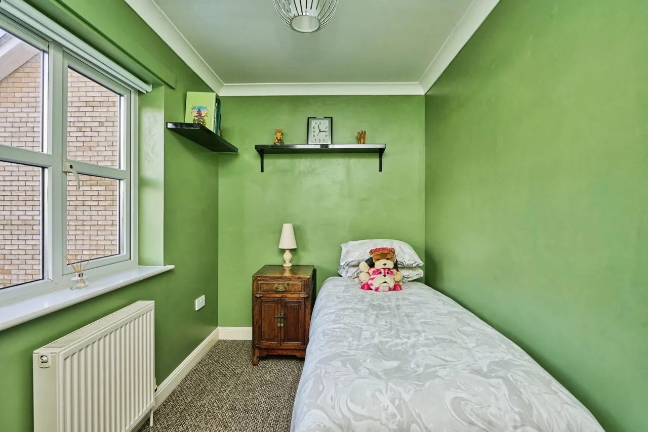 Dall Square, Freshwater, PO40, photo 16