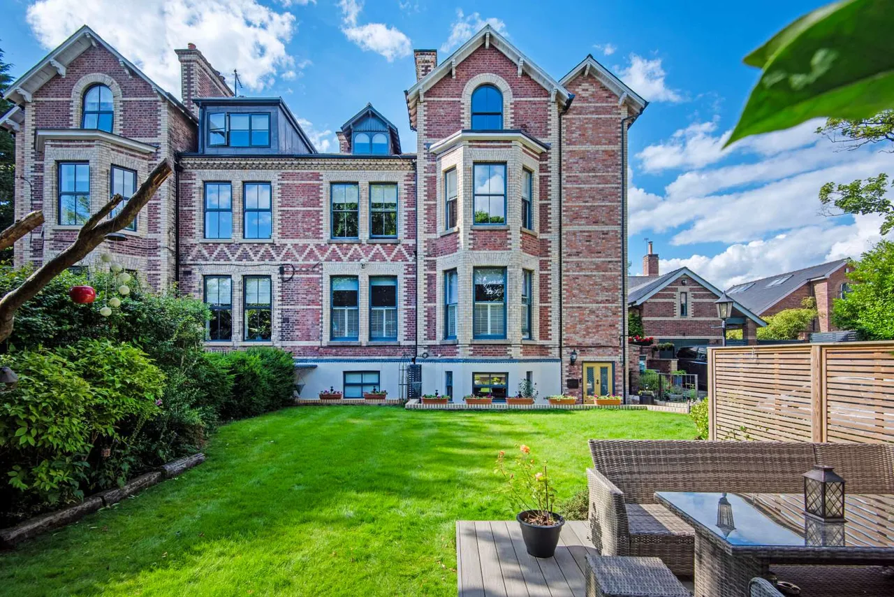 2 bed flat for sale — Daveylands, Wilmslow, Cheshire, SK9 2AG