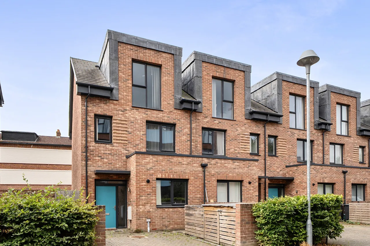 3 bed house for sale — 53 Reynard Way, Brentford