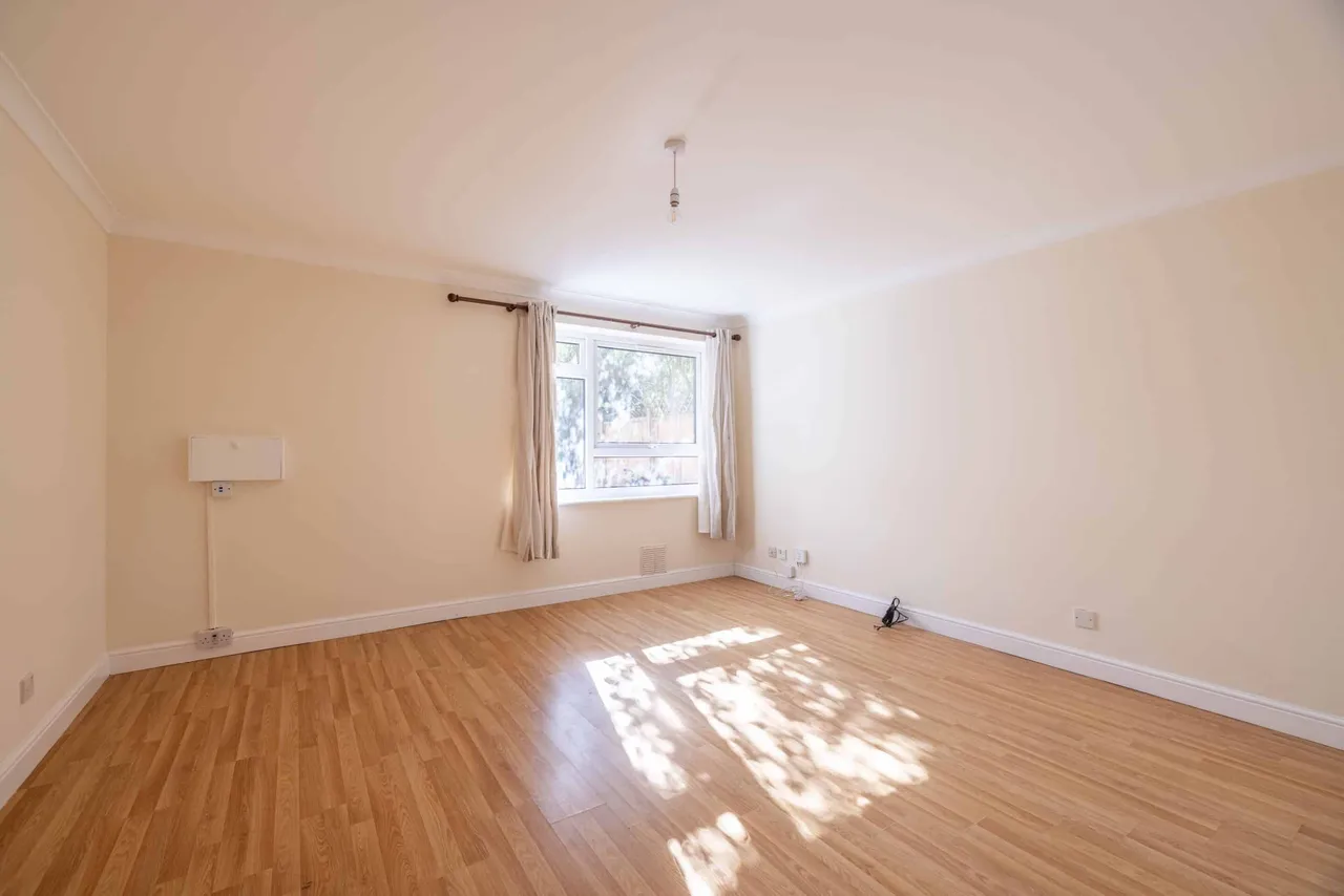2 bed flat to rent, Dedworth Road, Windsor, SL4