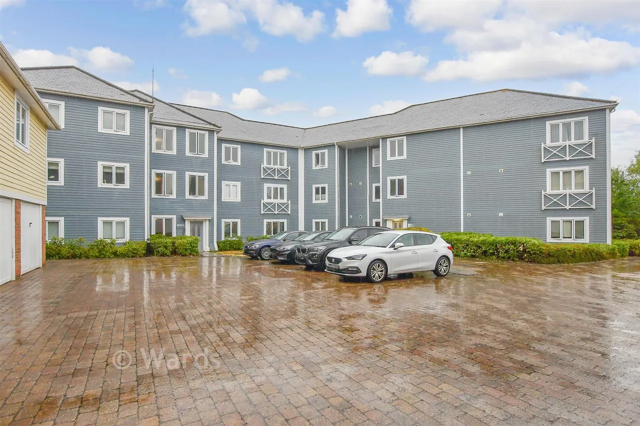 2 bed flat for sale, Poynder Drive, Holborough Lakes, ME6