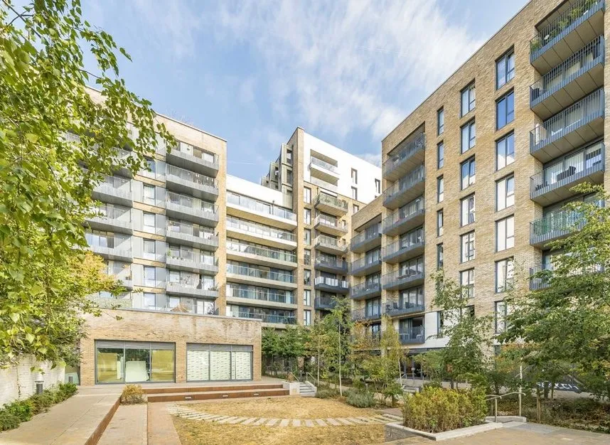 2 bed flat for sale — High Street, Staines-Upon-Thames, TW18
