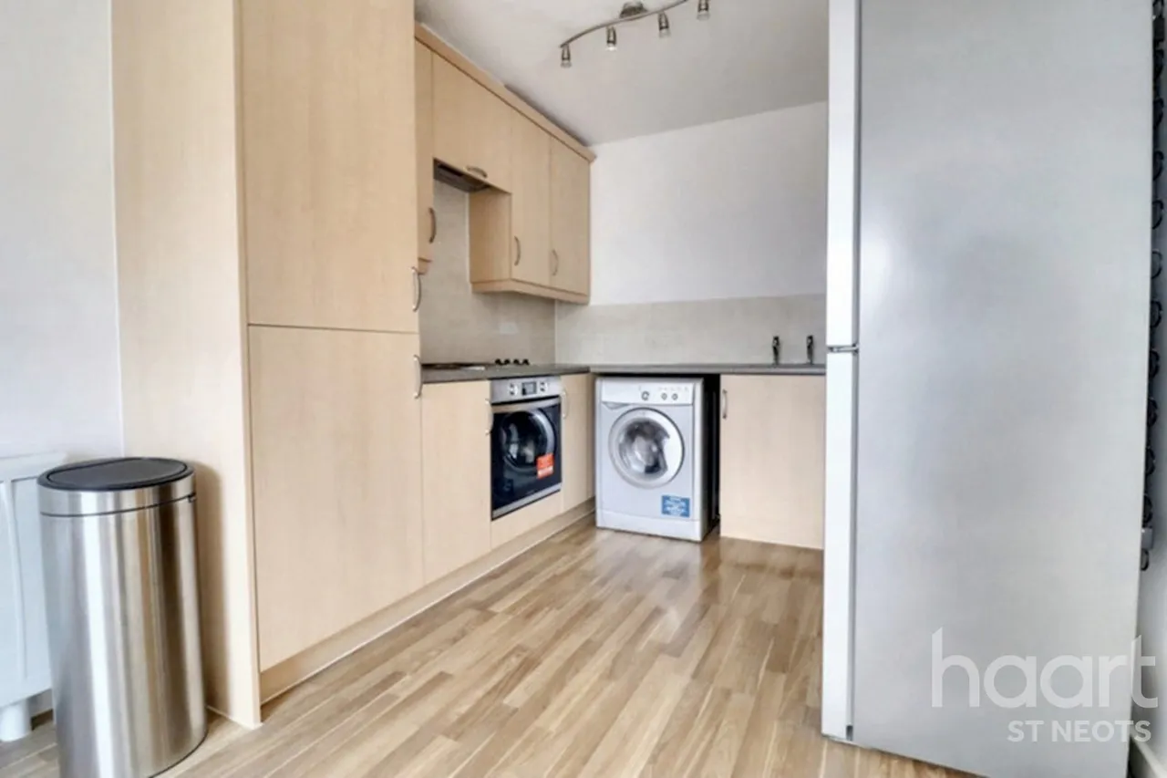 Samuel Jones Crescent, St Neots, PE19, photo 2