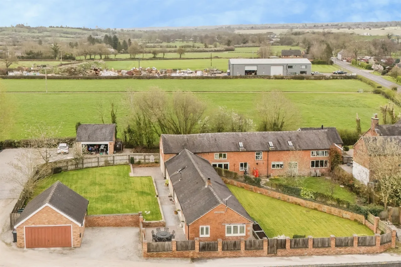 4 bed house for sale — Highfields Barn, Beamhurst, Uttoxeter