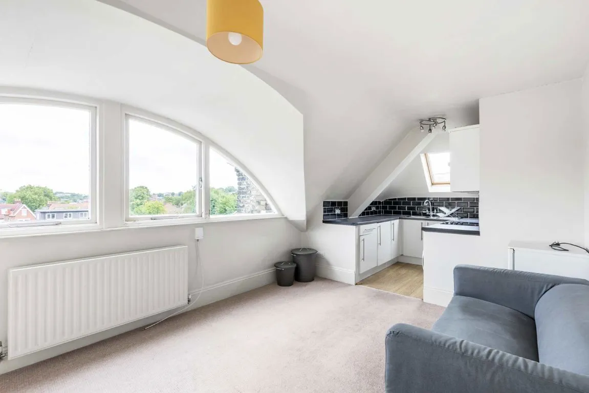 2 bed property to rent, Streatham Common North, SW16