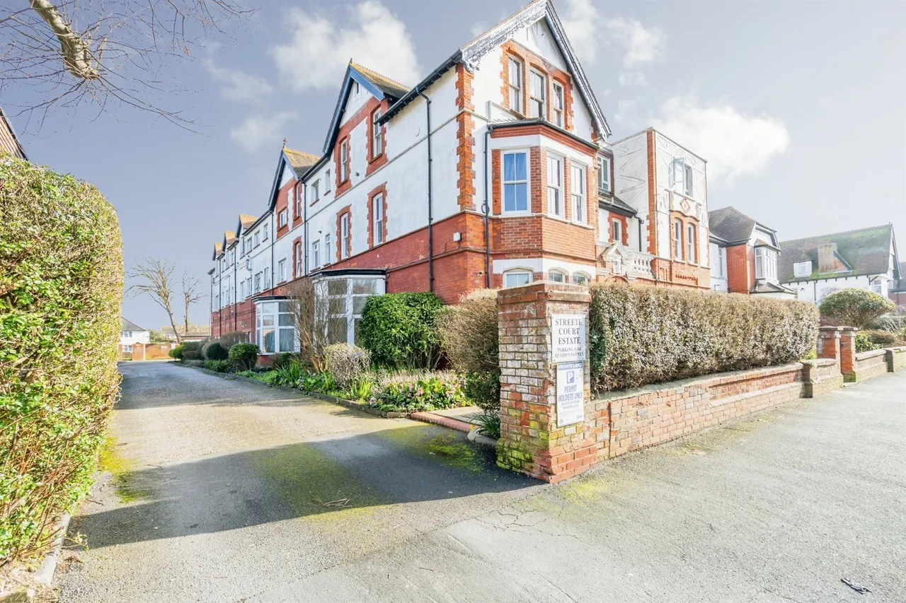 2 bed flat for sale — Victoria Drive, Bognor Regis