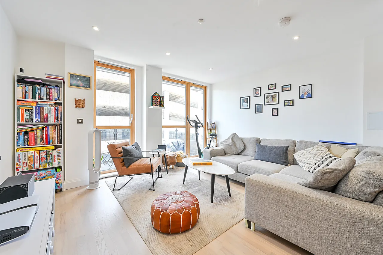 3 bed flat for sale — Flat 13, New Malden House