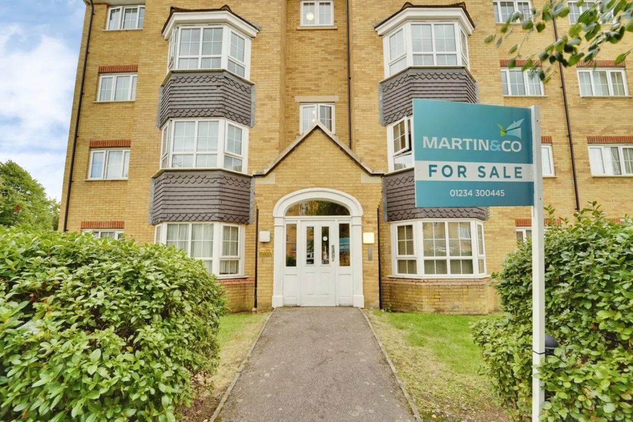2 bed flat for sale, Henley Road, Bedford, MK40