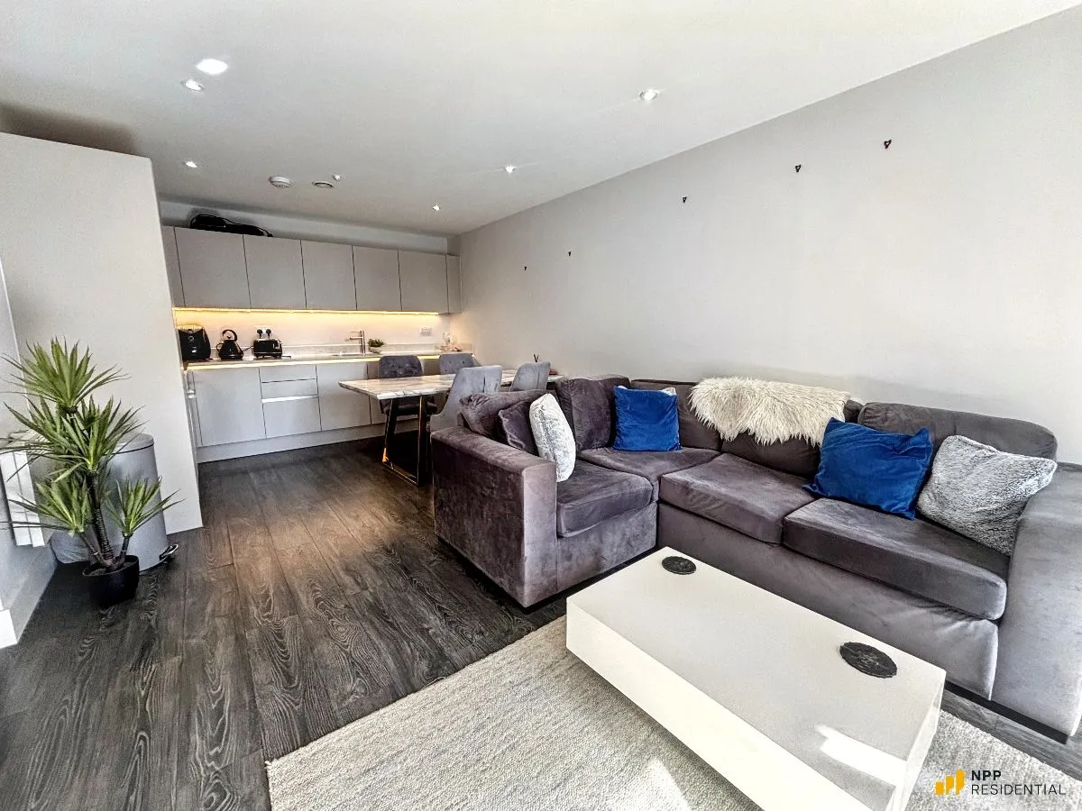 2 bed house to rent — 6 Cheetham Hill Road, Manchester, Lancashire, M4 4GA