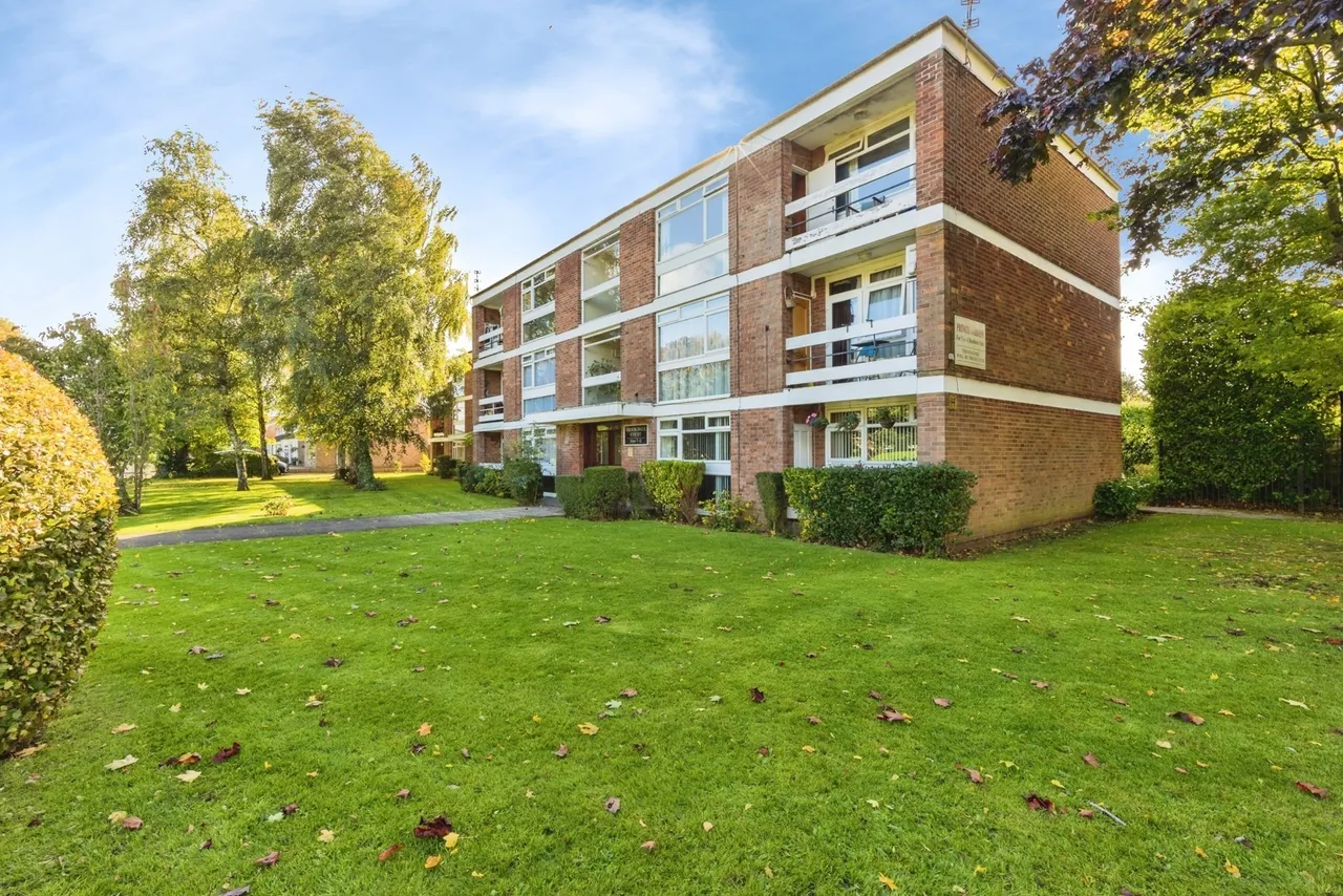 2 bed flat for sale, Ashstead Road, Sale, M33