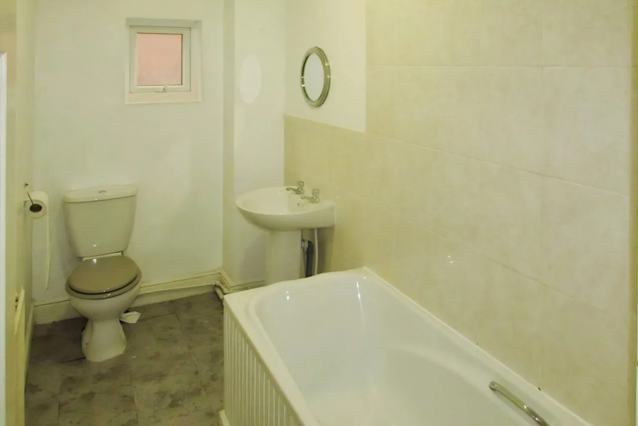 Tamworth Road, Two Gates, B77, photo 9