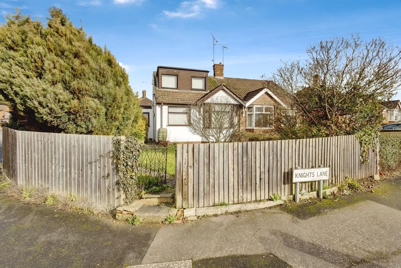 3 bed house for sale — Knights Lane, Northampton