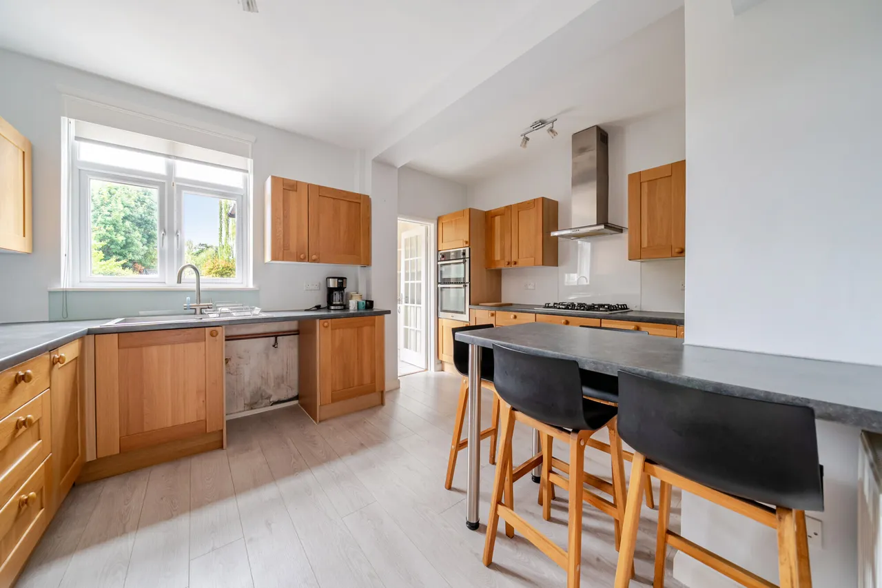 Medina Avenue, Esher, KT10, photo 2