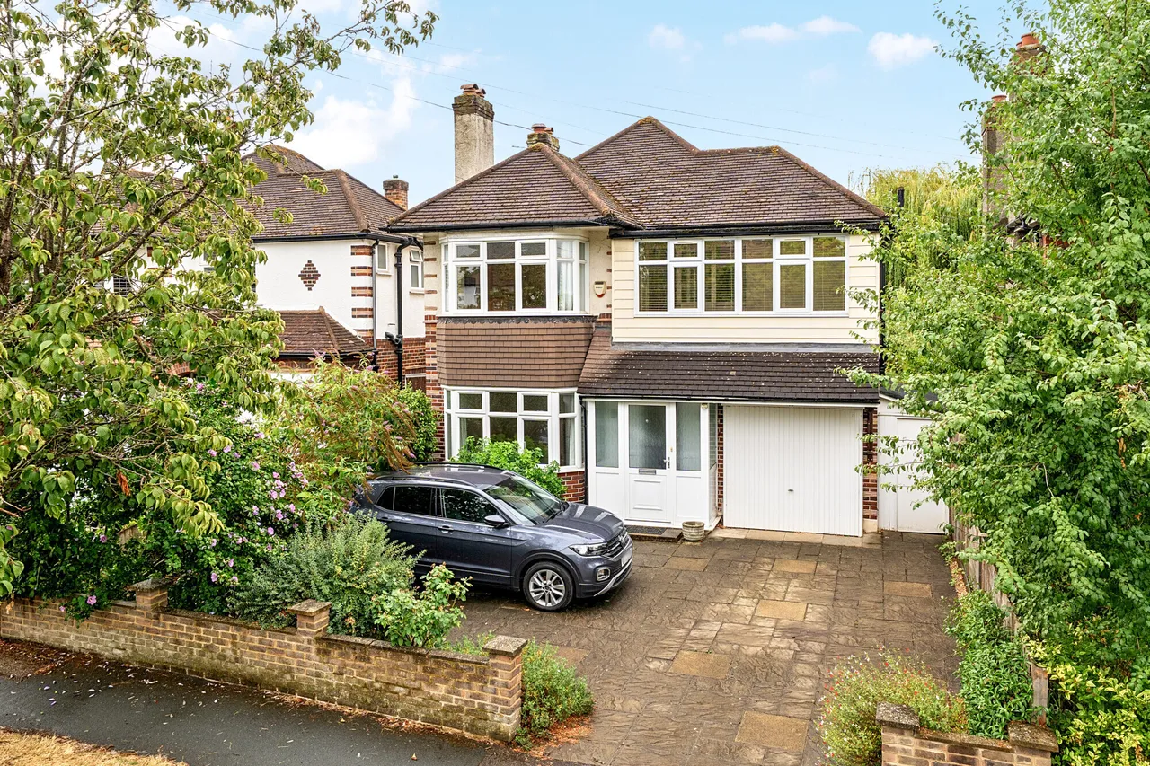 3 bed house for sale — Medina Avenue, Esher, KT10