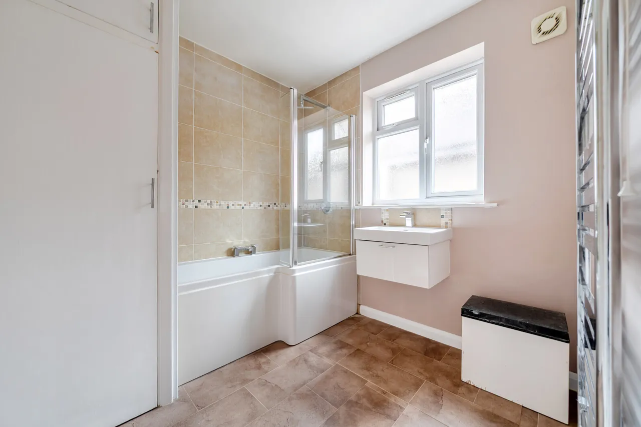 Medina Avenue, Esher, KT10, photo 8