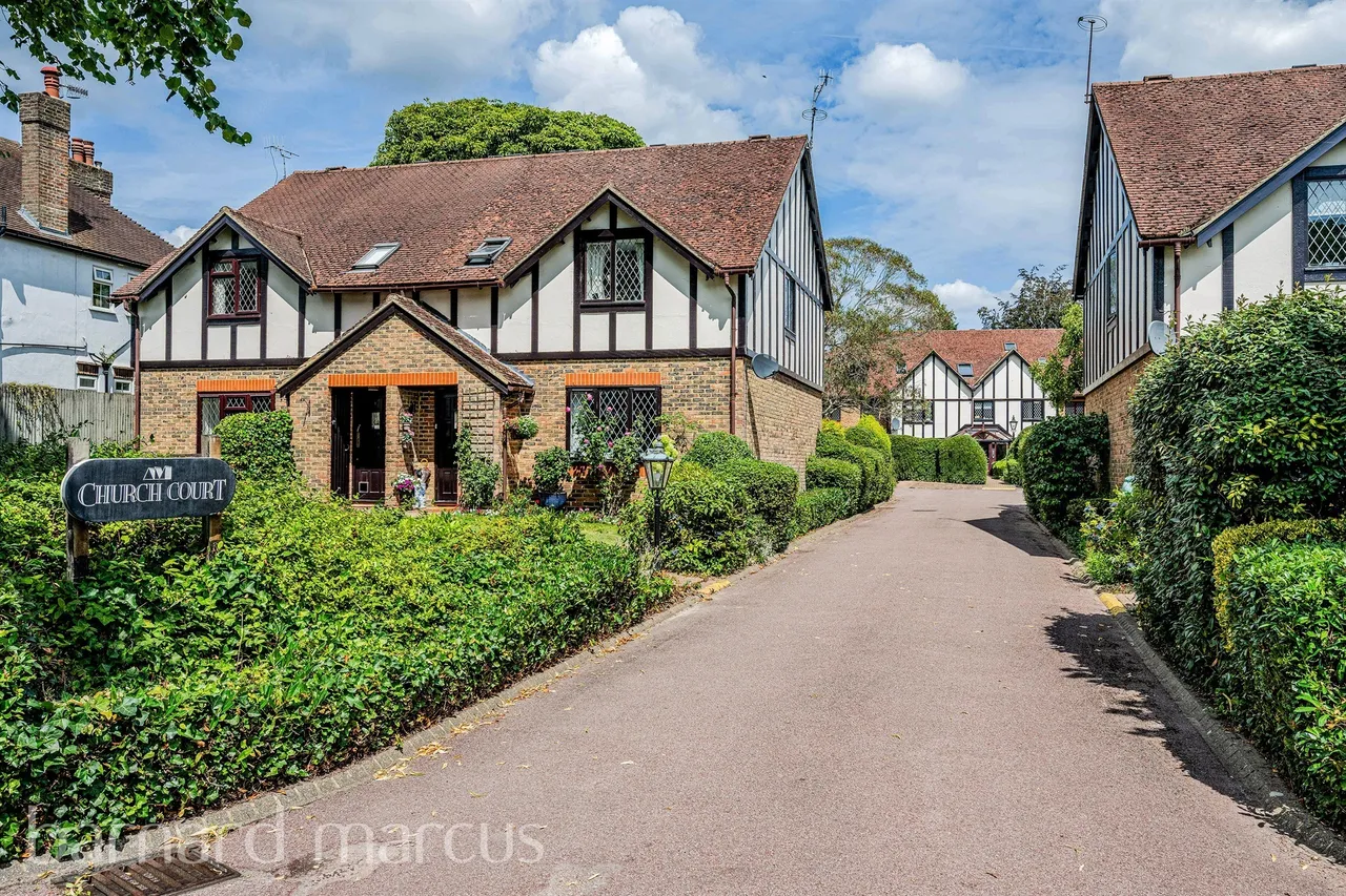 2 bed flat for sale — Monks Walk, Reigate