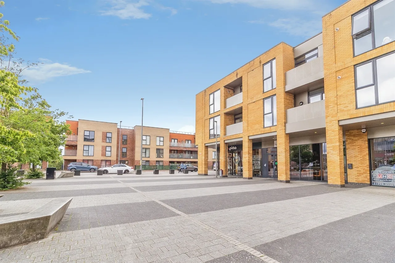 2 bed flat for sale — Brooklands Square, Brooklands, Milton Keynes