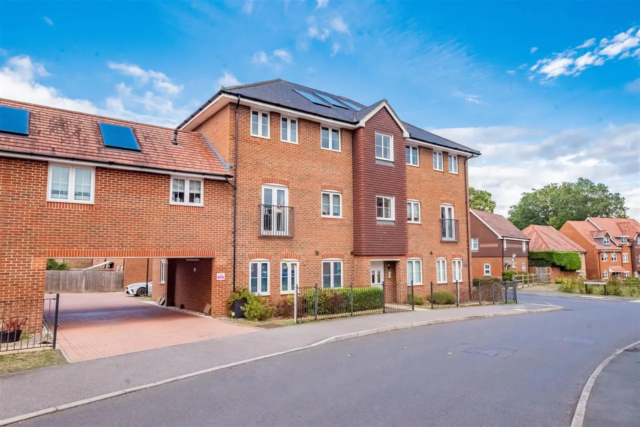Waterers Way, Bagshot, photo 2