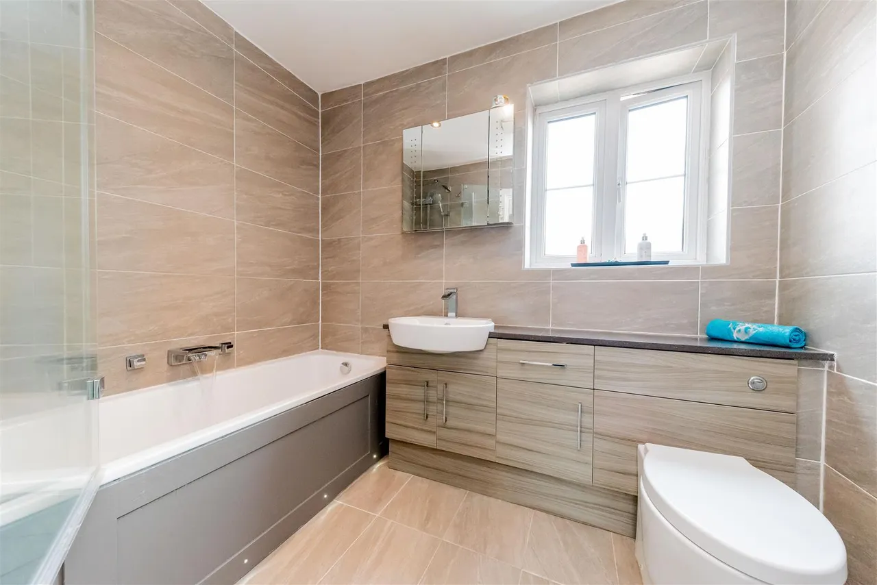 Waterers Way, Bagshot, photo 12