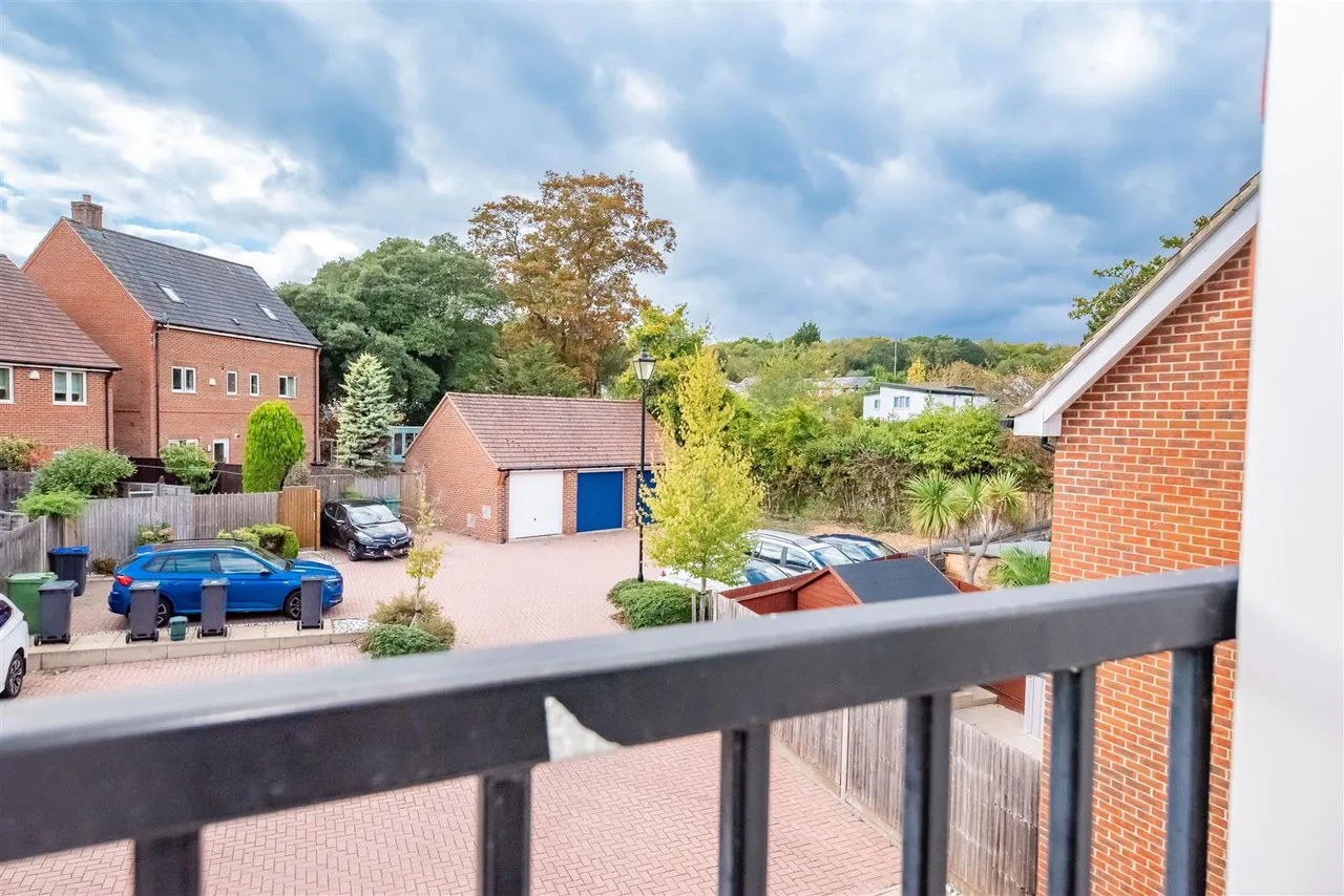 Waterers Way, Bagshot, photo 9