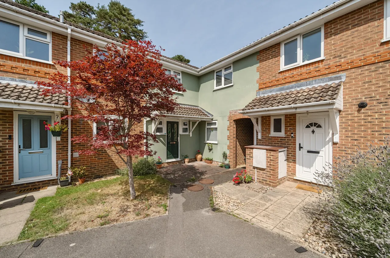 4 bed house for sale — Corbett Drive, Lightwater, Surrey, GU18 5LA