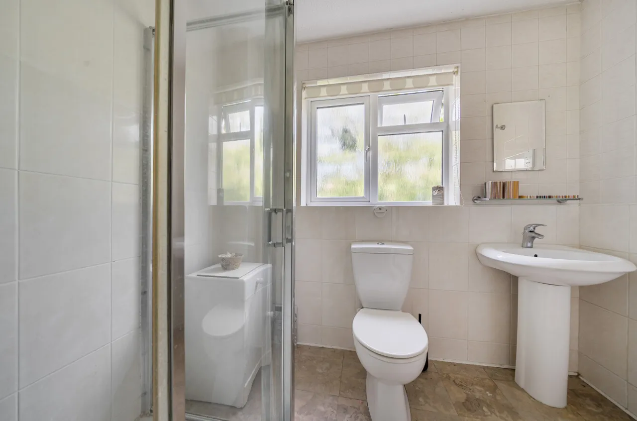 Corbett Drive, Lightwater, Surrey, GU18 5LA, photo 11