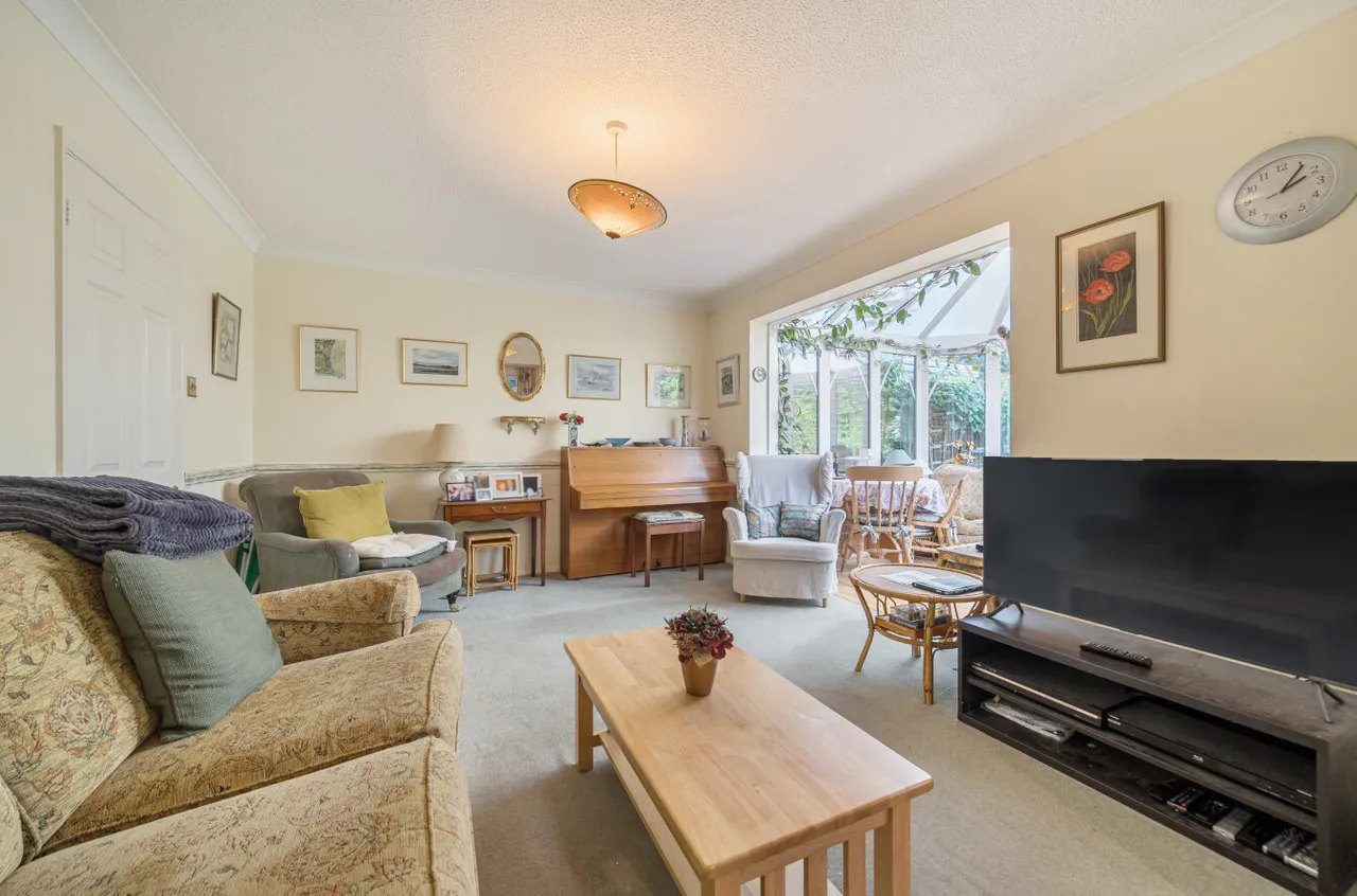 Corbett Drive, Lightwater, Surrey, GU18 5LA, photo 3