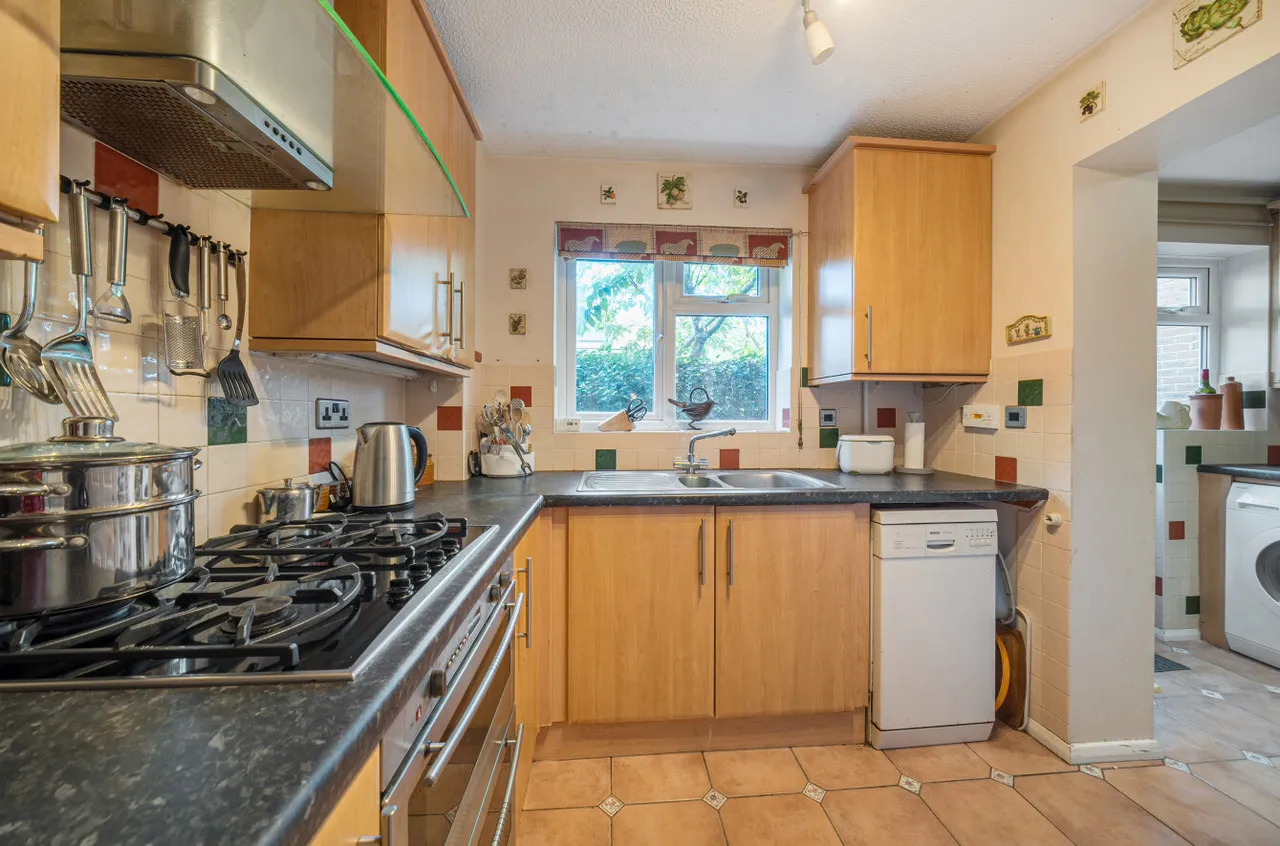 Corbett Drive, Lightwater, Surrey, GU18 5LA, photo 4