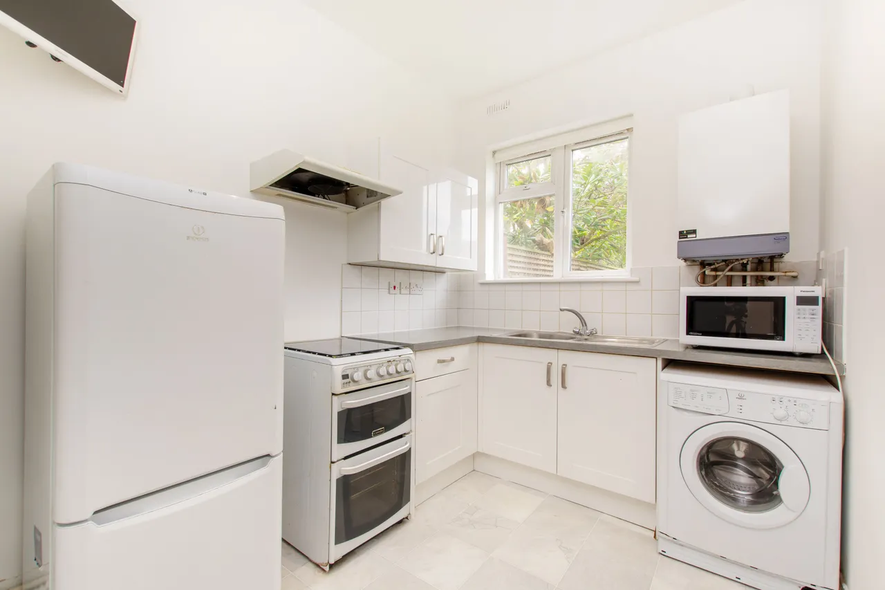 Garden Flat, 61 Glycena Road, London, photo 2