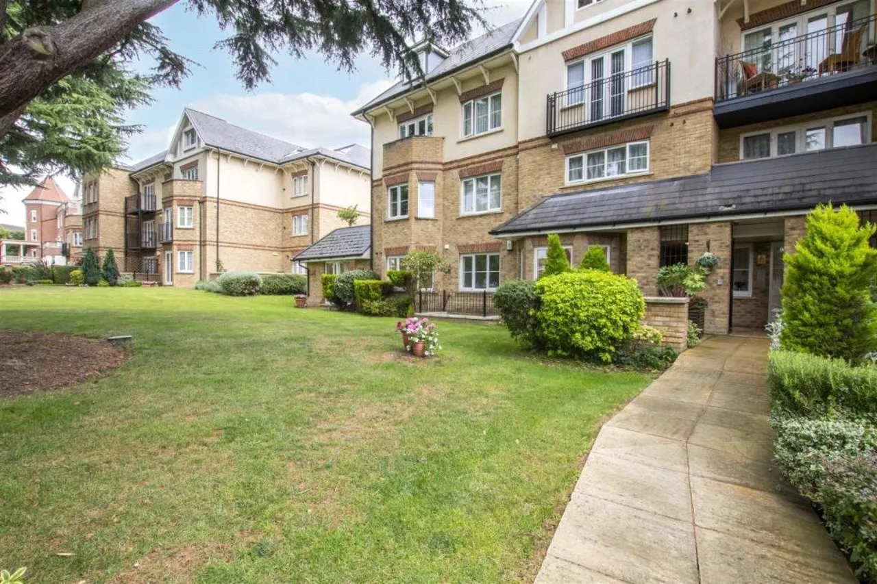 Village Road, Enfield, photo 2