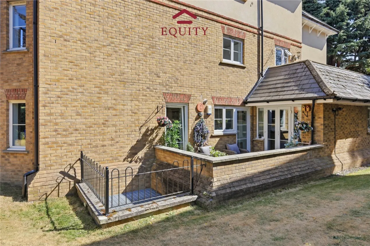 Village Road, Enfield, photo 11