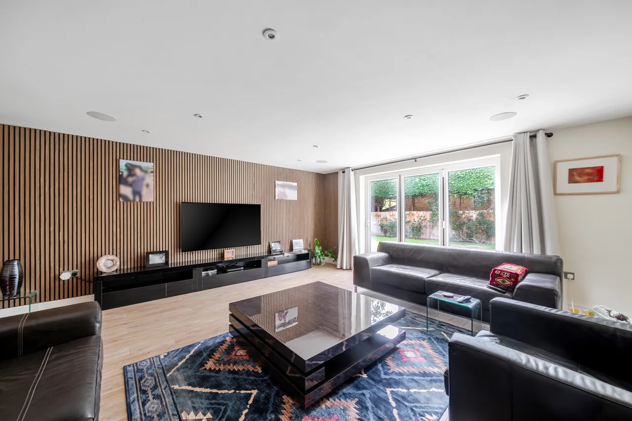 Benfleet Close, Cobham, KT11, photo 4