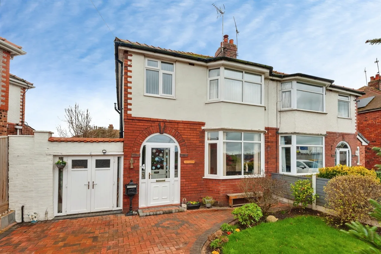 3 bed house for sale — Robin Hood Lane, Helsby, Frodsham