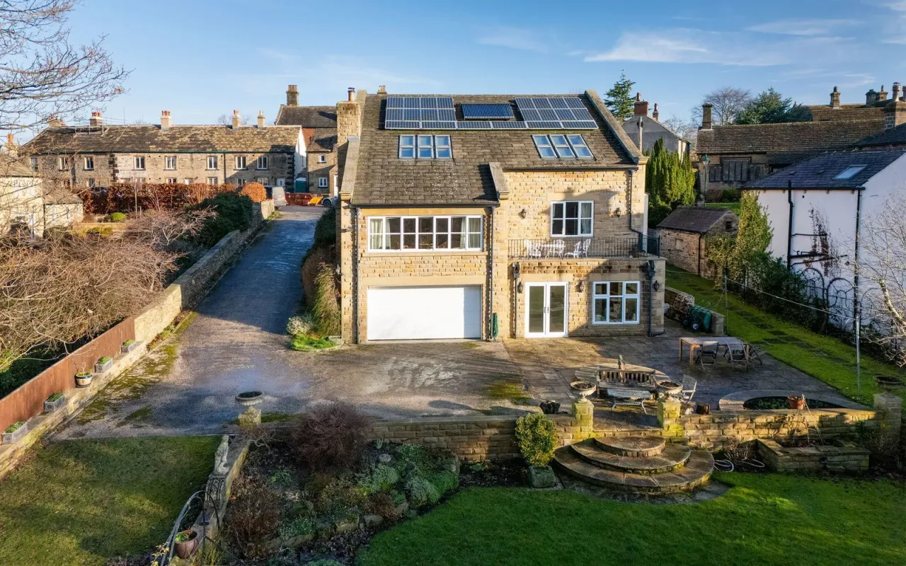 5 bed property for sale — Swallowfield, Hill Top, Cawthorne