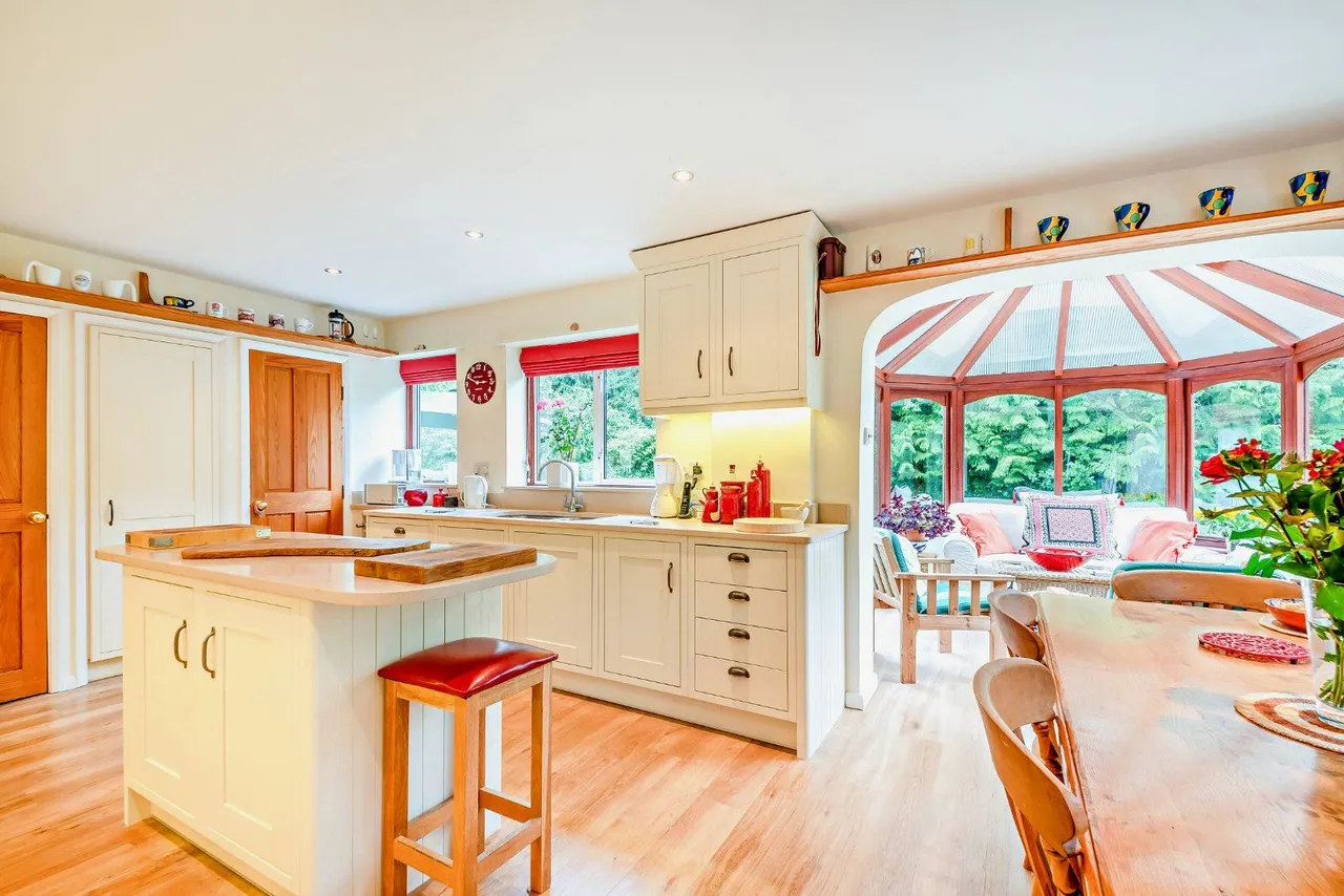 Fernbrae Close, Rowledge, Farnham, Surrey, GU10 4ED, photo 2