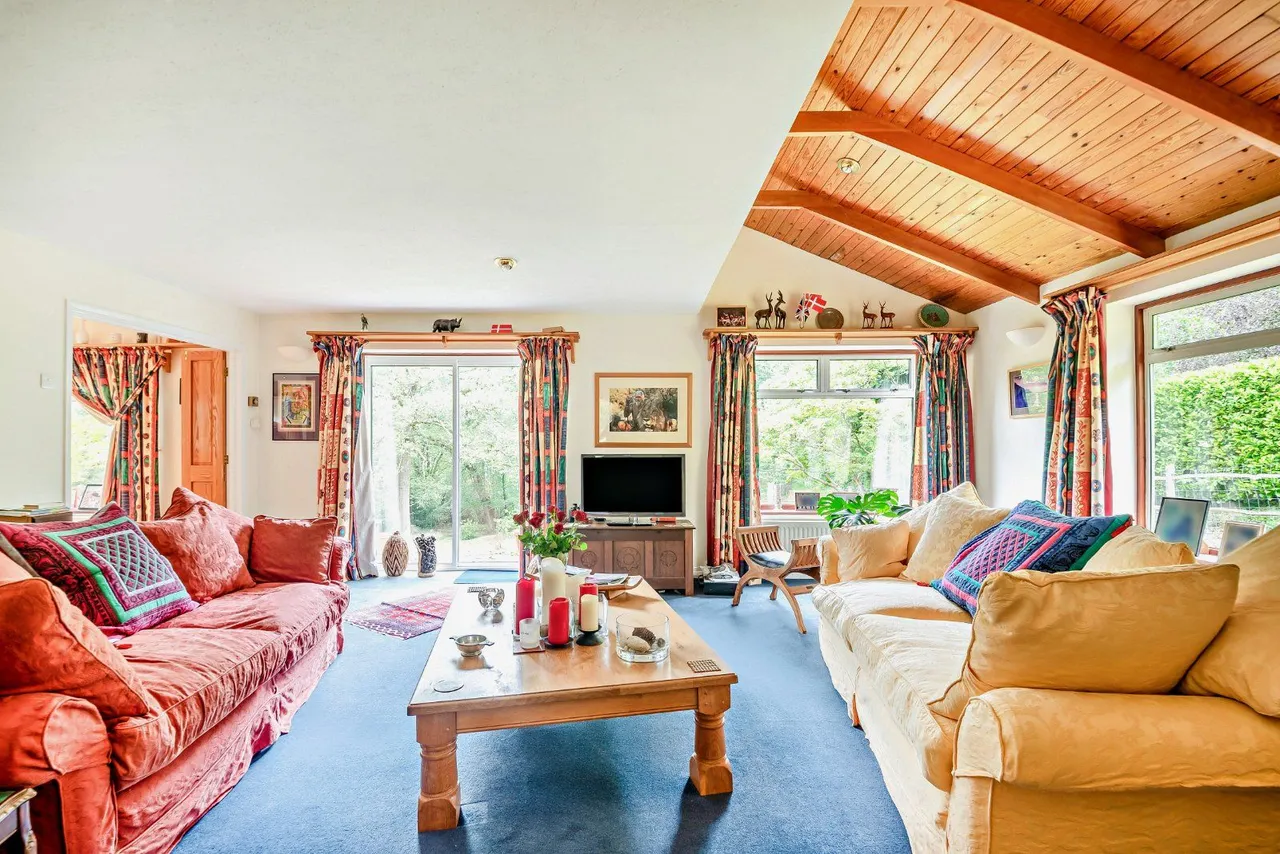 Fernbrae Close, Rowledge, Farnham, Surrey, GU10 4ED, photo 4