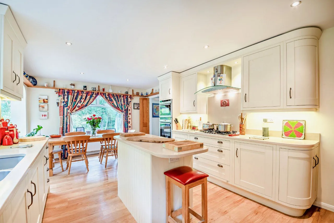 Fernbrae Close, Rowledge, Farnham, Surrey, GU10 4ED, photo 6