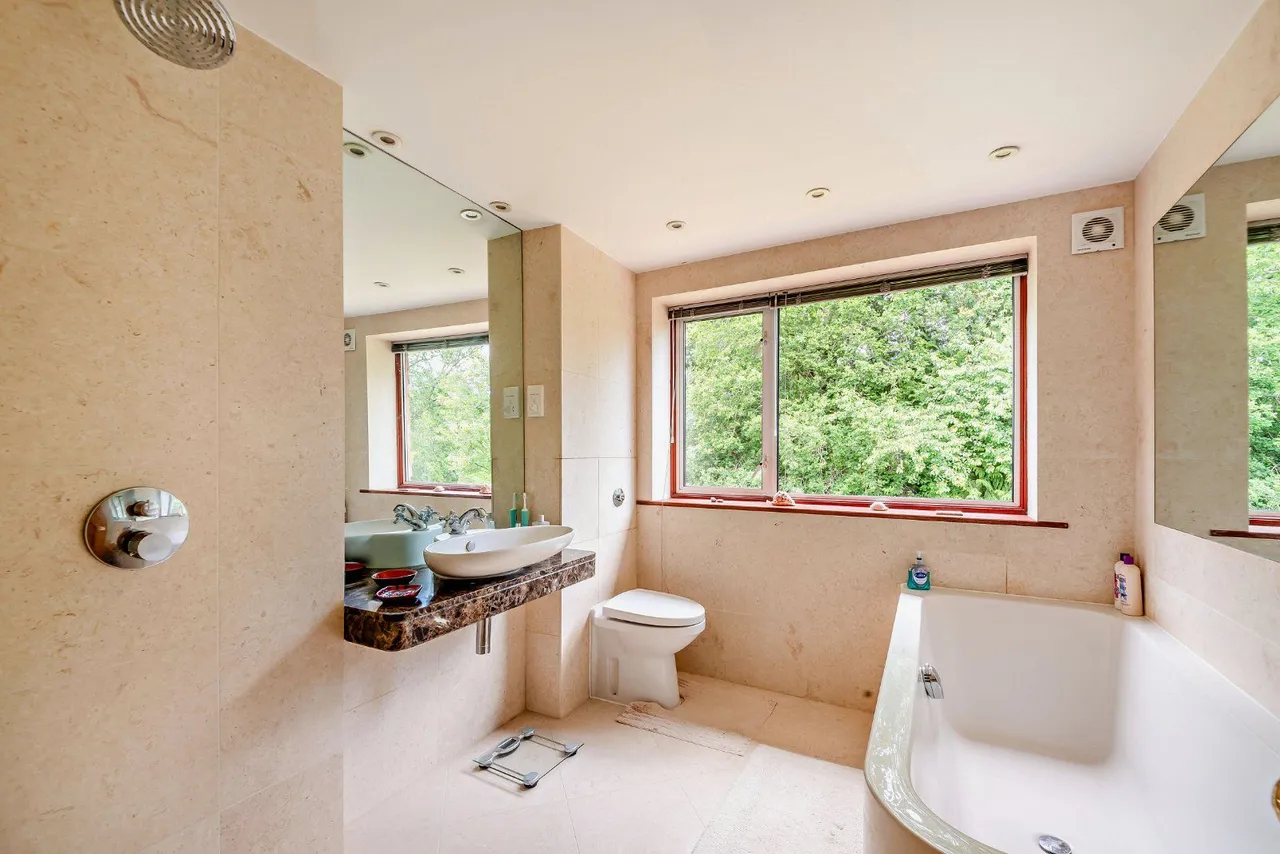 Fernbrae Close, Rowledge, Farnham, Surrey, GU10 4ED, photo 12