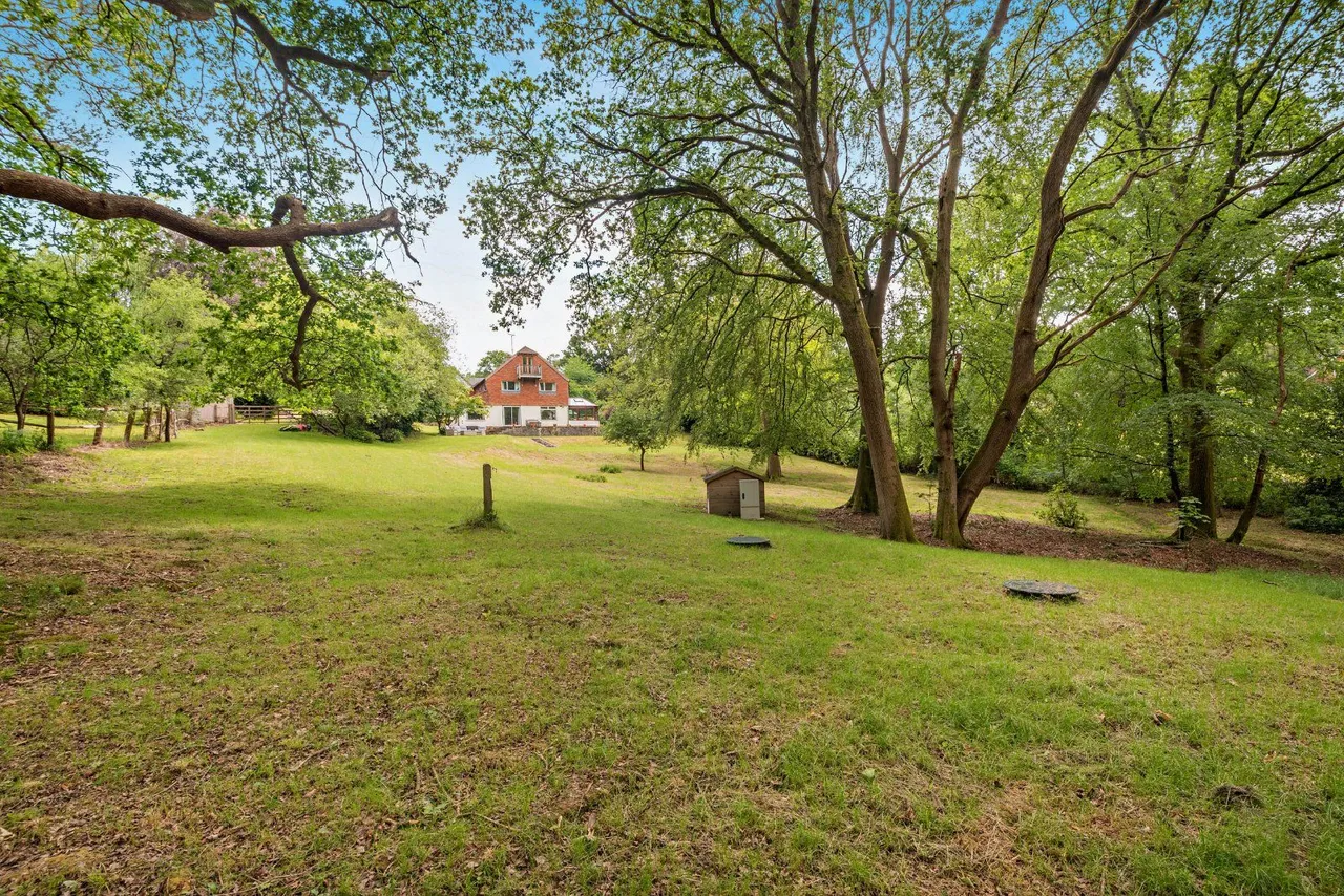 Fernbrae Close, Rowledge, Farnham, Surrey, GU10 4ED, photo 3