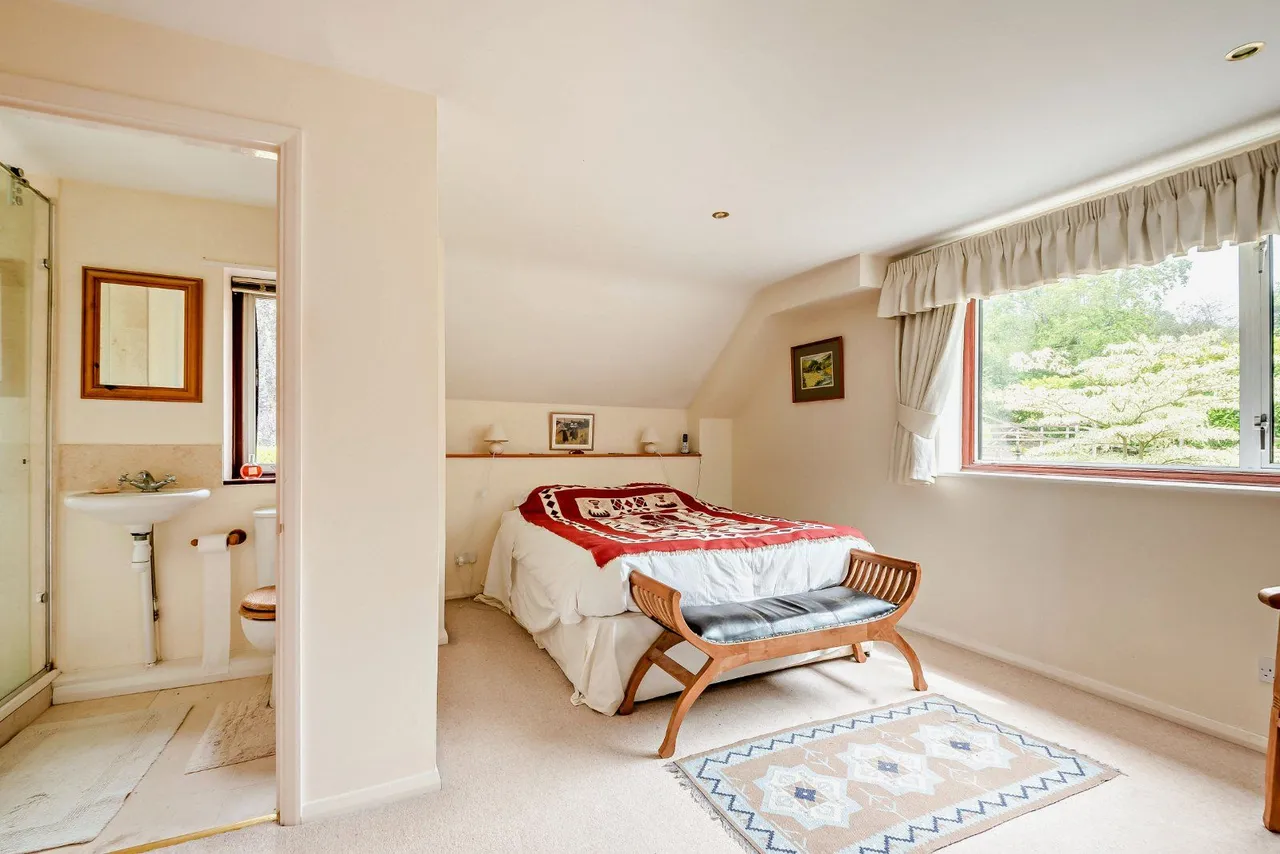 Fernbrae Close, Rowledge, Farnham, Surrey, GU10 4ED, photo 10